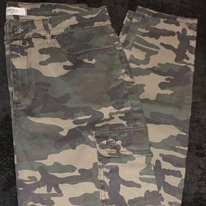 forever 21 camo jeans/cargo pants (31)
skinny jeans
runs small